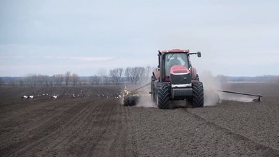 Трактор працює на полі