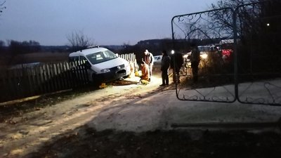 На Житомирщині рятували чоловіка, який намагався спинити авто і впав під його кузов