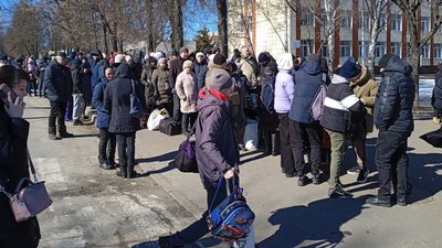 "Хочемо захистити своїх дітей". Як відбувається евакуація із Сум 15 березня "Хочемо захистити своїх дітей". Як відбувається евакуація із Сум 15 березня