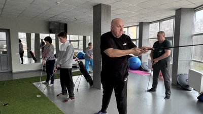 Військовослужбовець Дмитро Гортар на занятті із гри в гольф