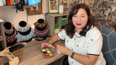Оксана Житинська з Ізяслава створює старовинні українські прикраси з бісеру