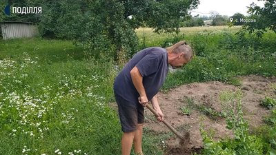 Сусіди дивувалися, чому, коли всі втікають до міста, Сергій перебрався жити та працювати у село. Фото: Суспільне. Сусіди дивувалися, чому, коли всі втікають до міста, Сергій перебрався жити та працювати у село. Фото: Суспільне.