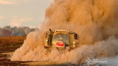 У Ніжинському районі на Чернігівщині четверту добу гасять пожежу на торфовищі