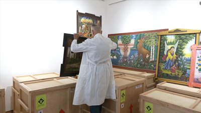 Обгортають та складають до дерев’яних контейнерів: у Черкасах картини рятують від війни Обгортають та складають до дерев’яних контейнерів: у Черкасах картини рятують від війни