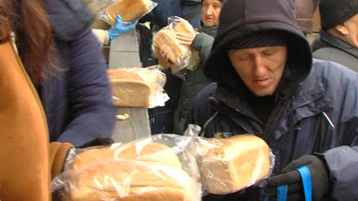 Три тисячі буханок. У Запоріжжі волонтери роздають хліб місцевим жителям Три тисячі буханок. У Запоріжжі волонтери роздають хліб місцевим жителям