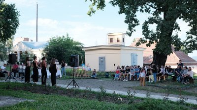 Виконували джаз та рок-н-рол. У Чернівцях на благодійному заході збирали гроші для ЗСУ Виконували джаз та рок-н-рол. У Чернівцях на благодійному заході збирали гроші для ЗСУ