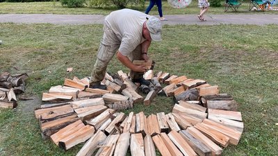 Плетуть вінки та танцюють: у Черкасах почали святкувати Івана Купала Плетуть вінки та танцюють: у Черкасах почали святкувати Івана Купала