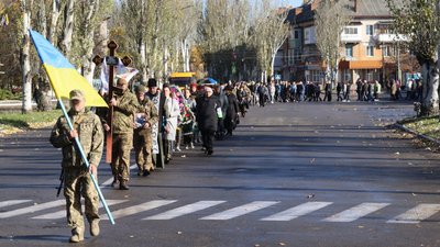 На Кіровоградщині попрощалися з чотирма захисниками, які загинули на війні з Росією На Кіровоградщині попрощалися з чотирма захисниками, які загинули на війні з Росією