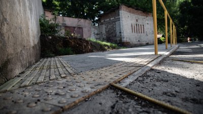 Інфраструктура для людей з вадами зору на вулиці Головній. Фото: Суспільне Інфраструктура для людей з вадами зору на вулиці Головній. Фото: Суспільне
