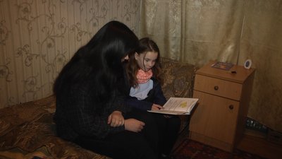 На Житомирщині понад 30 дітей-переселенців ходять близько п'яти кілометрів пішки через ліс до школи На Житомирщині понад 30 дітей-переселенців ходять близько п'яти кілометрів пішки через ліс до школи