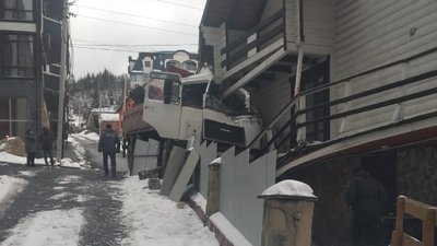 На Прикарпатті вантажівка в'їхала у стіну готелю На Прикарпатті вантажівка в'їхала у стіну готелю