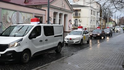 Біля пам’ятника Святому Миколаю у Луцьку влаштували святкову акцію Біля пам’ятника Святому Миколаю у Луцьку влаштували святкову акцію