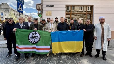 Учасники урочистого відкриття Меморіальної таблички Джохару Дудаєву