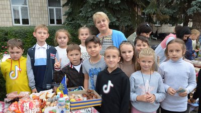 На Тернопільщині учні й учителі під час ярмарку збирають кошти для ЗСУ