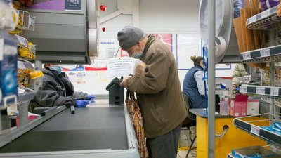 Як заощаджувати під час війни — поради економіста