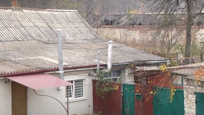 Поблизу складу, в якому під дірявим дахом, зберігають хімікати, розташовані людські помешкання. Фото: Суспільне Поділля