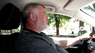 історія Миколи Вакарова, який навчає водінню людей з інвалідністю