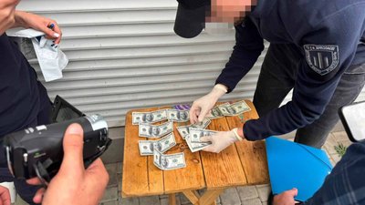 Гроші, які посадовець, за даними слідства, отримав як хабар