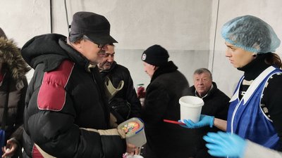 Пів сотні гарячих обідів щодня: як у місті на Волині працює благодійна їдальня Пів сотні гарячих обідів щодня: як у місті на Волині працює благодійна їдальня