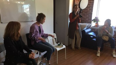Робили зачіски, макіяж та масаж: у Черкасах провели "День підтримки та краси" для дружин загиблих захисників Робили зачіски, макіяж та масаж: у Черкасах провели "День підтримки та краси" для дружин загиблих захисників