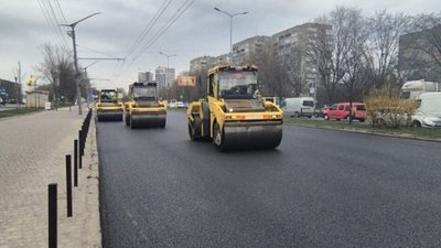Частина вул. Стрийської під час робіт з асфальтування.