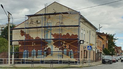 Мурал розміром 10Х15 роблять на стіні будинку в Мукачеві Мурал розміром 10Х15 роблять на стіні будинку в Мукачеві