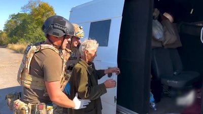 Лежав у зруйнованому будинку: з Очеретинської громади Донеччини евакуювали травмованого чоловіка та його дружину Лежав у зруйнованому будинку: з Очеретинської громади Донеччини евакуювали травмованого чоловіка та його дружину