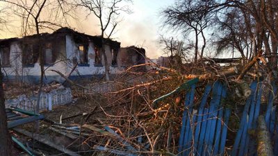 На Житомирщині рятувальники ліквідовують наслідки обстрілів російських військ На Житомирщині рятувальники ліквідовують наслідки обстрілів російських військ