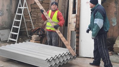 У Миколаєві команда "Добробату" допомогла відновити будинок своєму волонтеру У Миколаєві команда "Добробату" допомогла відновити будинок своєму волонтеру
