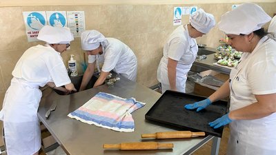 Кондитери, касири та піцейоли. У Дніпрі переселенців навчають новим професіям Кондитери, касири та піцейоли. У Дніпрі переселенців навчають новим професіям