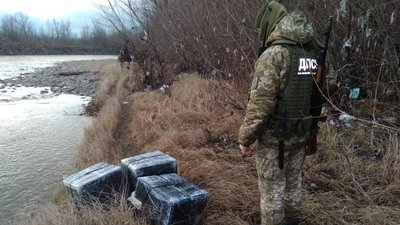 12 ящиків сигарет дістали з Тиси закарпатські прикордонники