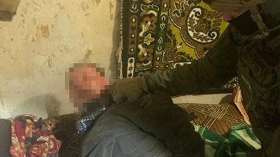 На Луганщині розшукали чоловіка, що в масці вдерся до магазину та вистрілив у продавчиню На Луганщині розшукали чоловіка, що в масці вдерся до магазину та вистрілив у продавчиню