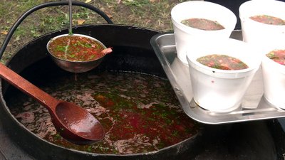 На Рівненщині кухарі з усієї України готували борщ та встановлювали національний рекорд На Рівненщині кухарі з усієї України готували борщ та встановлювали національний рекорд
