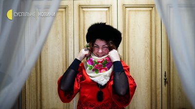 Олена збирається на колядування, ранок 25 грудня
