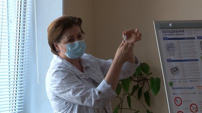 У Черкасах навчають медиків, які працюватимуть у центрі масової вакцинації