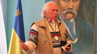 На Вінниччині з нагоди 85-річчя сатирика Олега Чорногуза висадили яблуневу алею