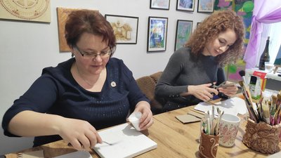 Терапія мистецтвом: у Луцьку навчали створювати картини, що імітують кераміку