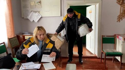 Пенсії під обстрілами: як на Чернігівщині працює пересувне відділення пошти на кордоні з Росією Пенсії під обстрілами: як на Чернігівщині працює пересувне відділення пошти на кордоні з Росією