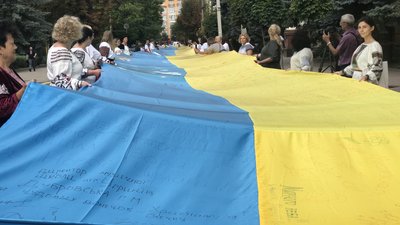 Встановили новий рекорд України. У Франківську розгорнули блакитно-жовтий прапор завдовжки 218 м