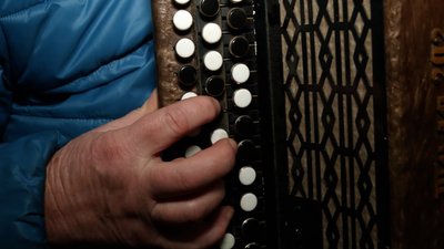 На Коропщині давні сохачівські щедрівки жінки співають за роботою і донині