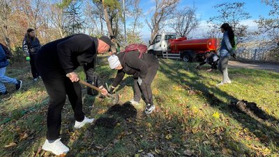 У Черкасах висадили дерева на знак підтримки окупованих Олешок У Черкасах висадили дерева на знак підтримки окупованих Олешок