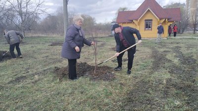 Батьки загиблих атовців висадили фруктовий сад в Івано-Франківську Батьки загиблих атовців висадили фруктовий сад в Івано-Франківську