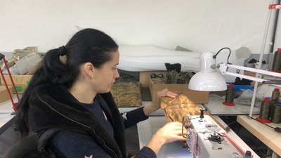 Близько 60 найменувань військової амуніції відшиває релоковане швейне підприємство у Мукачеві Близько 60 найменувань військової амуніції відшиває релоковане швейне підприємство у Мукачеві