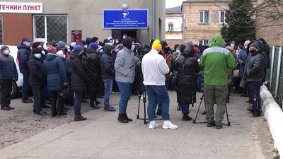 На Рівненщині працівники психлікарні перекривали рух через борги На Рівненщині працівники психлікарні перекривали рух через борги