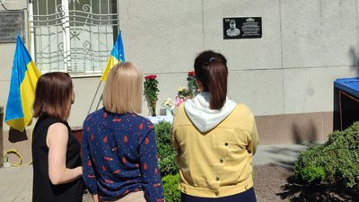 Відкрили памʼятну дошку Євгену Старинцю Відкрили памʼятну дошку Євгену Старинцю