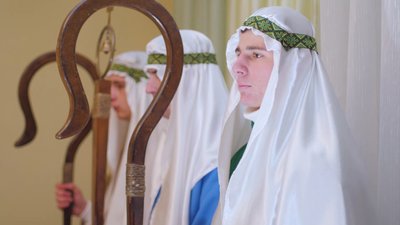 Над осучасненням вертепу усі учасники працюють разом