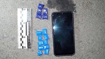 У черкащанки в комендантську годину виявили згортки з наркотиками У черкащанки в комендантську годину виявили згортки з наркотиками
