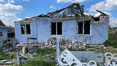 "Нікому не бажаю, як ми оце живемо". Жителька Первомайського, що Миколаївщині, живе з рідними в сараї "Нікому не бажаю, як ми оце живемо". Жителька Первомайського, що Миколаївщині, живе з рідними в сараї