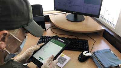 На КПП "Тиса" прикордонники перевіряють дійсність сертифікатів про вакцинацію за допомогою QR-кодів