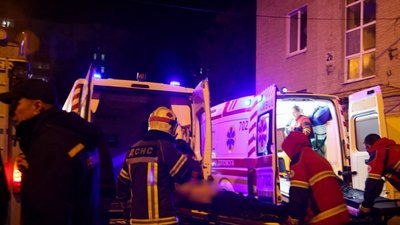 Рятувальники та медики на місці пожежі Рятувальники та медики на місці пожежі